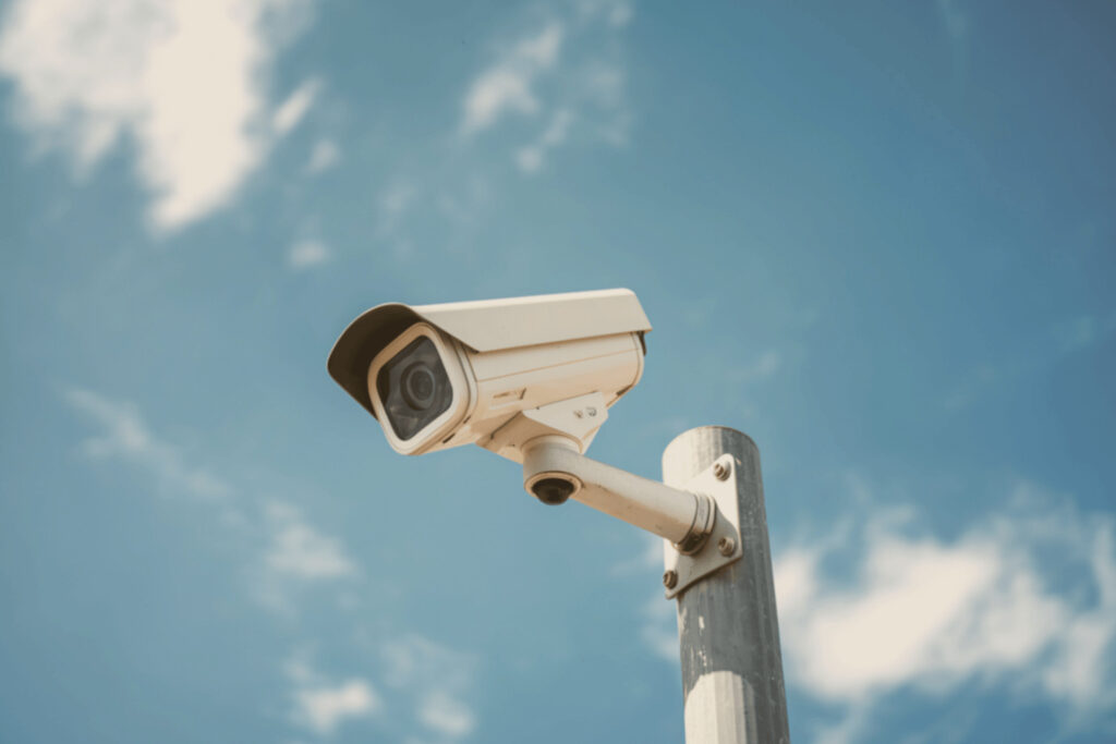 Cámara de seguridad instalada en una comunidad de vecinos para vigilancia y control de accesos.