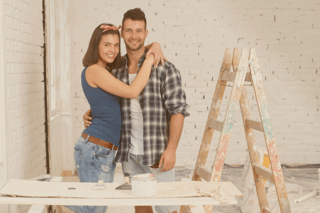Pareja de jóvenes decorando su primera vivienda adquirida con avales ICO