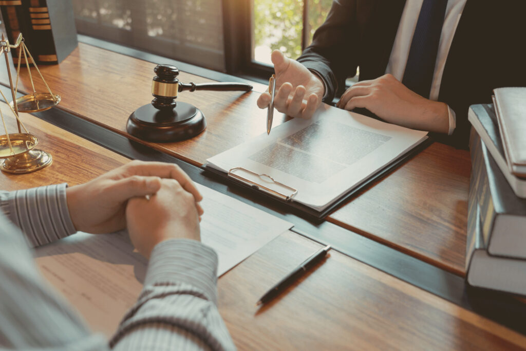 Reunión legal sobre la venta de vivienda tras el divorcio